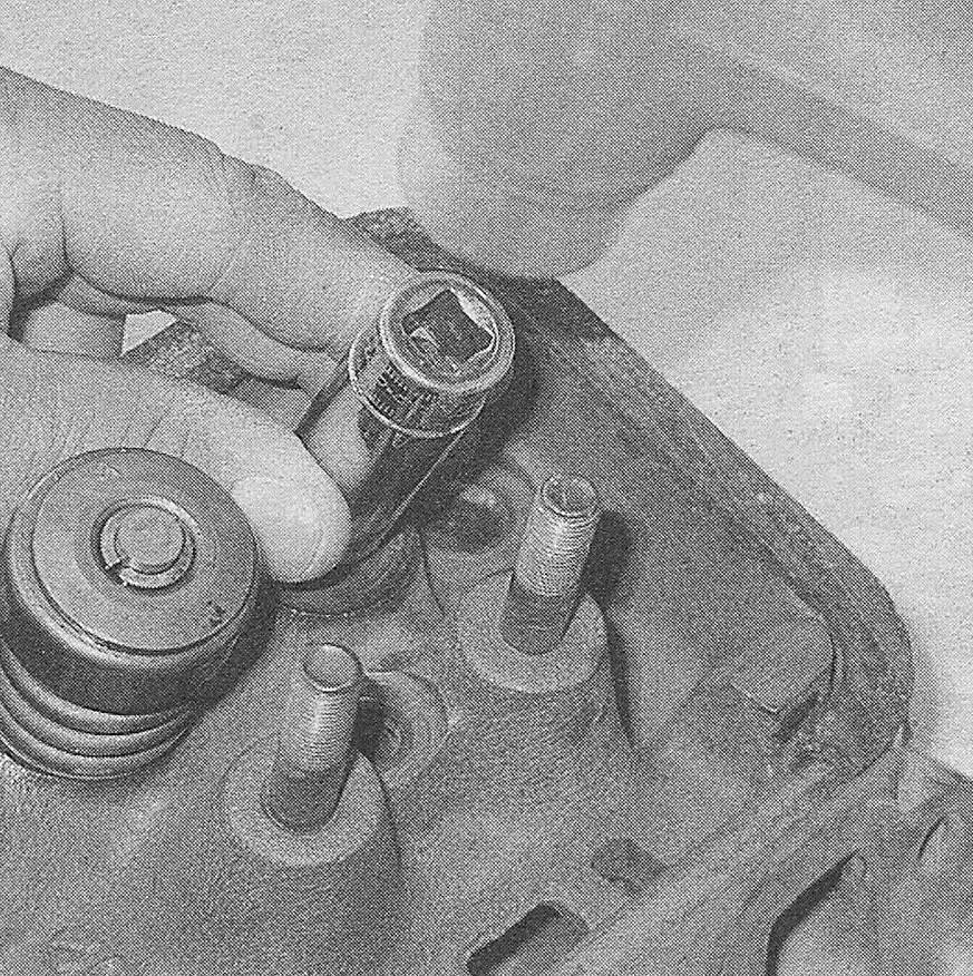 Chevrolet Silverado V6 engine 4,3L _ Using a deep socket and hammer, gently tap the new seals onto the valve guide - don't bottom the seal against the valve guide